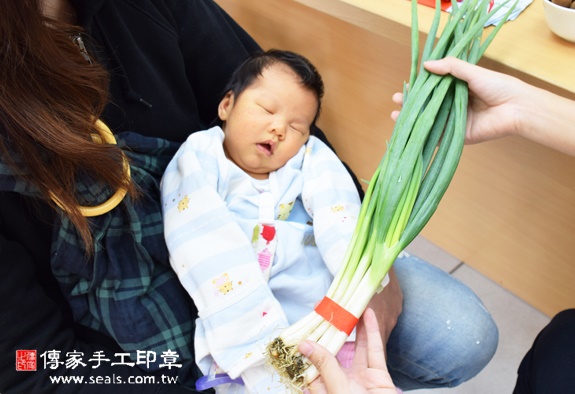 劉寶寶(新竹香山區嬰兒寶寶滿月剃頭理髮、免費嬰兒剃胎毛儀式吉祥話)。中國風會場，爸媽寶貝免費穿「日中韓」古裝禮服。專業拍照、DVD光碟、證書。★購買「臍帶章、肚臍章、胎毛筆刷印章」贈送：剃頭、收涎、抓周，三選一。 2015.11.26 照片12
